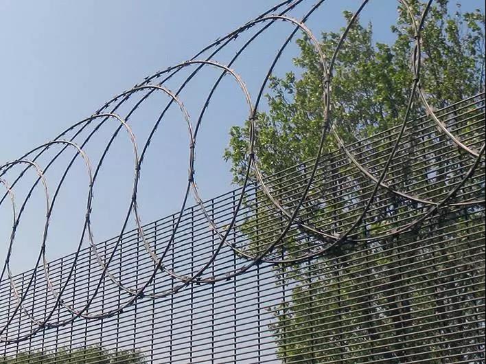 Flat Wrap Razor Wire (only in Brisbane)